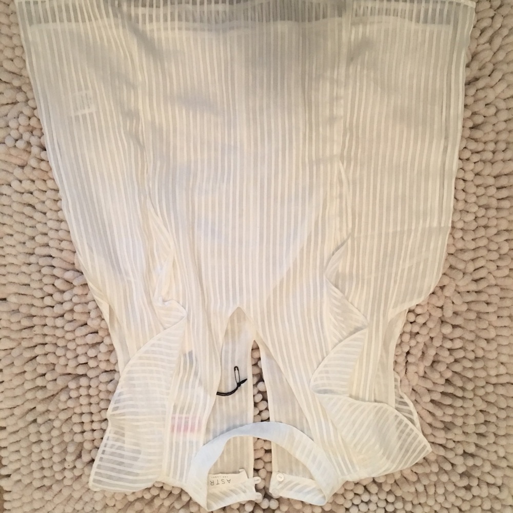 White top - Picture 2 of 2